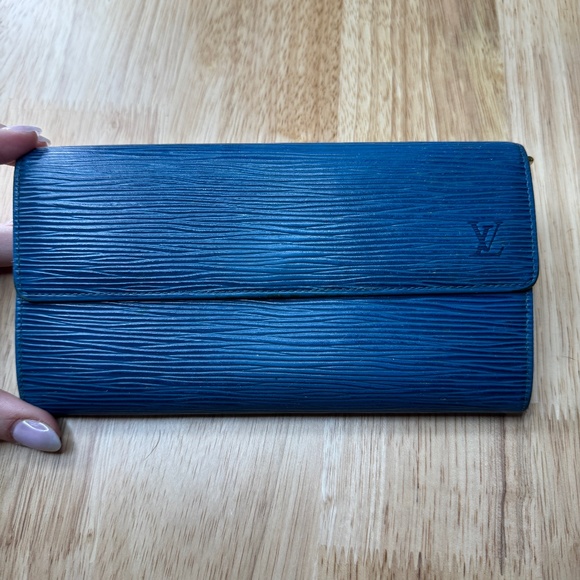 LV EPI SARAH LONG WALLET